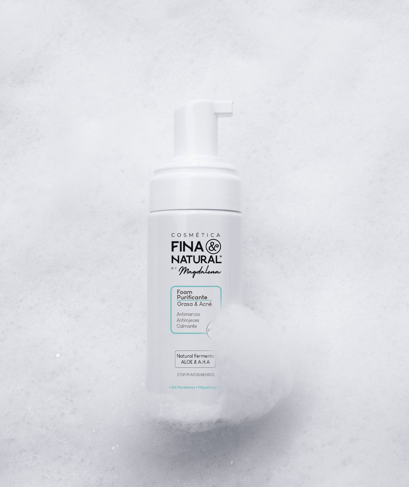 Imagen secundaria de nuestro producto: "Espuma limpiadora Facial 3D Piel Grasa & Acné". Se presenta en un envase cilíndrico y reposa sobre un fondo espumoso.