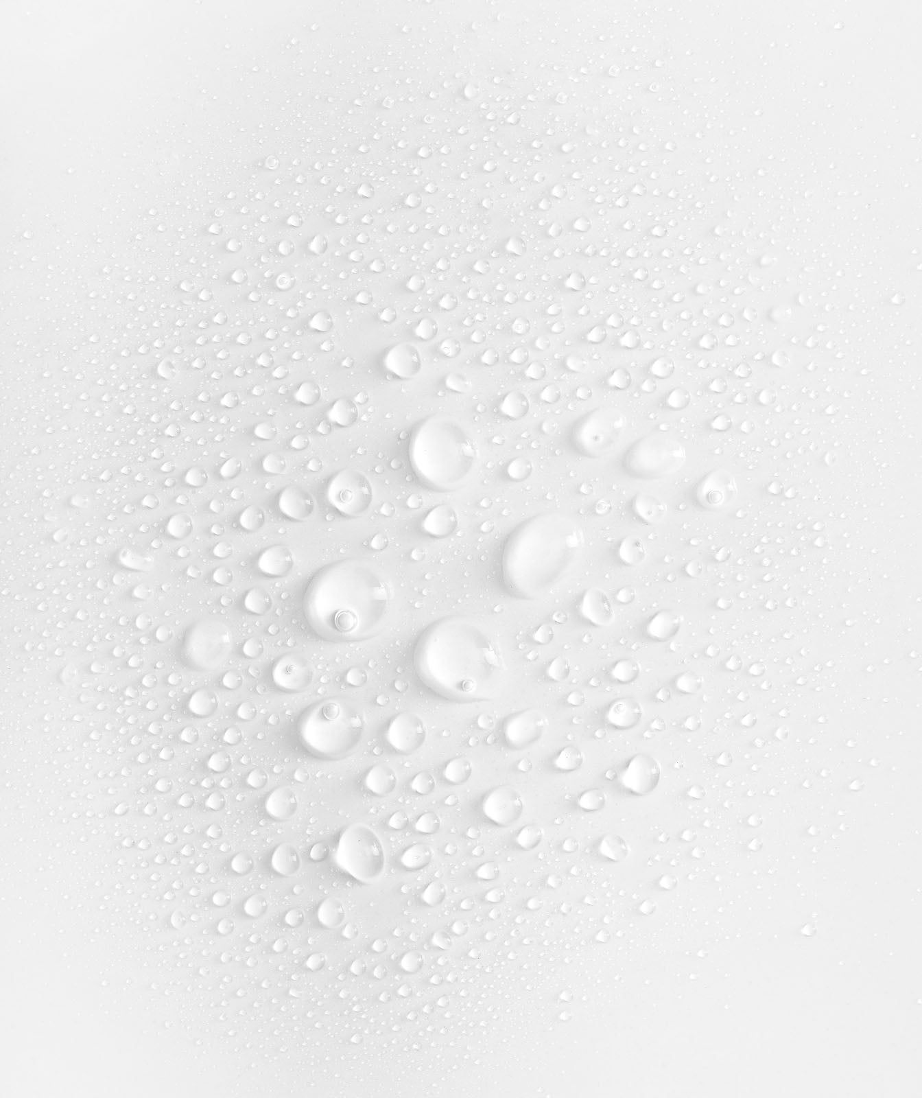 Imagen de fondo blanco con gotas de agua de varios tamaños esparcidas de forma aleatoria, creando un patrón visual que evoca frescura y pureza. Esta imagen puede asociarse con los beneficios hidratantes y refrescantes del tónico facial "Cosmética Fina & Natural by Magdalena", resaltando la sensación de limpieza y tonificación que proporciona el producto a la piel.