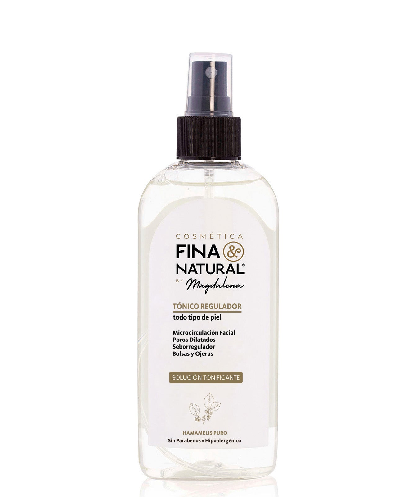 Imagen de un envase de tónico facial de la marca "Cosmética Fina & Natural by Magdalena". El producto se presenta en una botella transparente con bordes redondeados y un pulverizador negro en la parte superior. La etiqueta frontal, con un diseño minimalista y elegante, indica que es un "Tónico Regulador" apto para todo tipo de piel, destacando sus beneficios para la microcirculación facial, poros dilatados, y su acción seborreguladora.