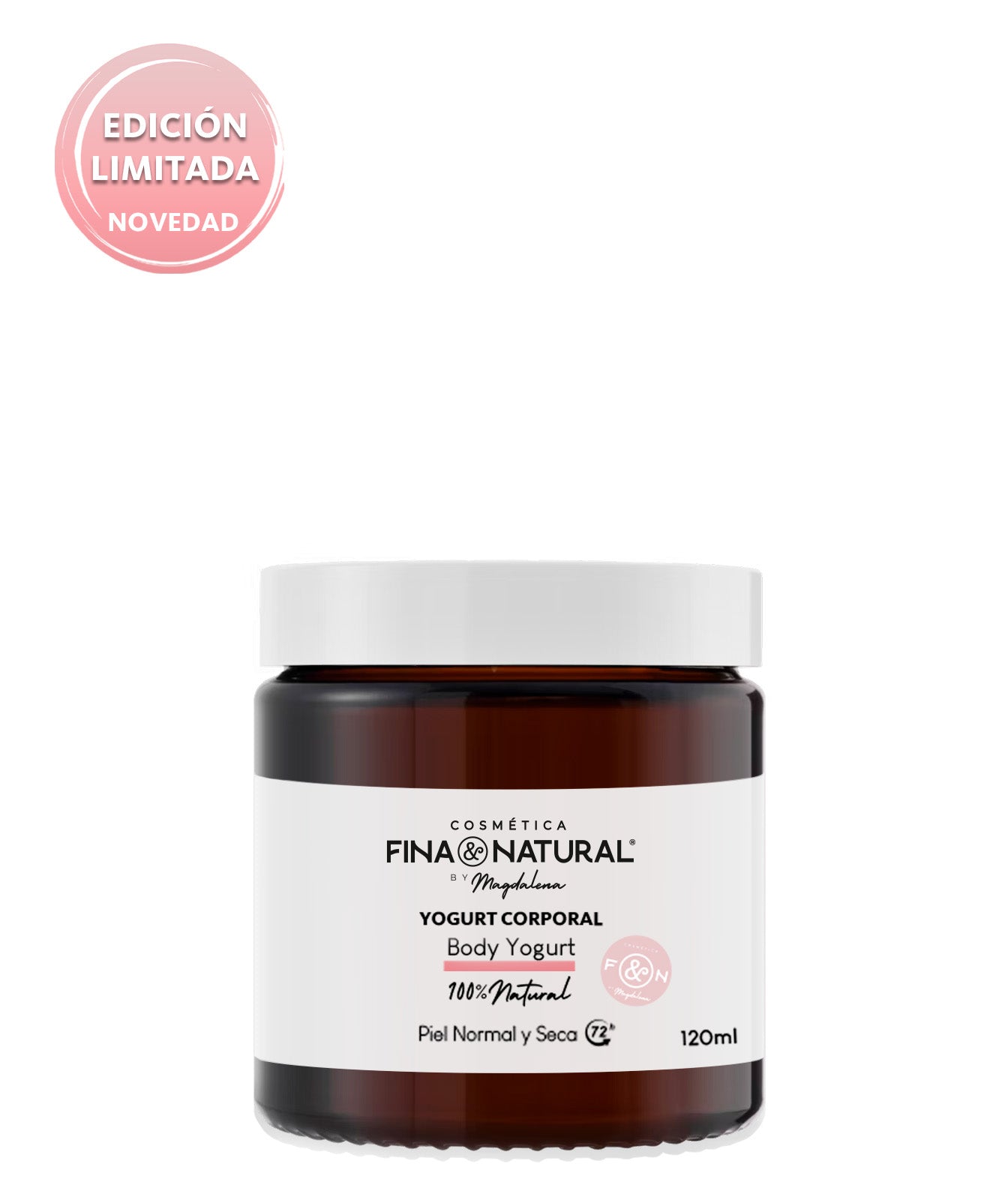 En esta imagen se presenta nuestro yogur corporal para piel normal y seca. El envase es de cristal muy resistente tiene una capacidad de 120 ml. El envase es cilíndrico y su apertura superior es en rosca, similar a un frasco de mermelada. Respecto al diseño de la etiqueta: se trata de un diseño elegante con el fondo blanco y la mayoria de texto en negro como puede ser el logo y el titulo del producto y con ciertos toques de color rosa que es identidad de la marca.